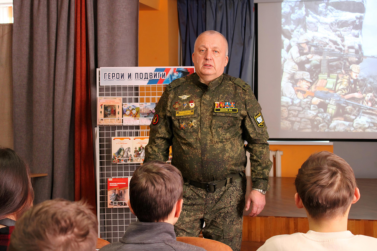 Гордись, Отчизна, славными сынами…