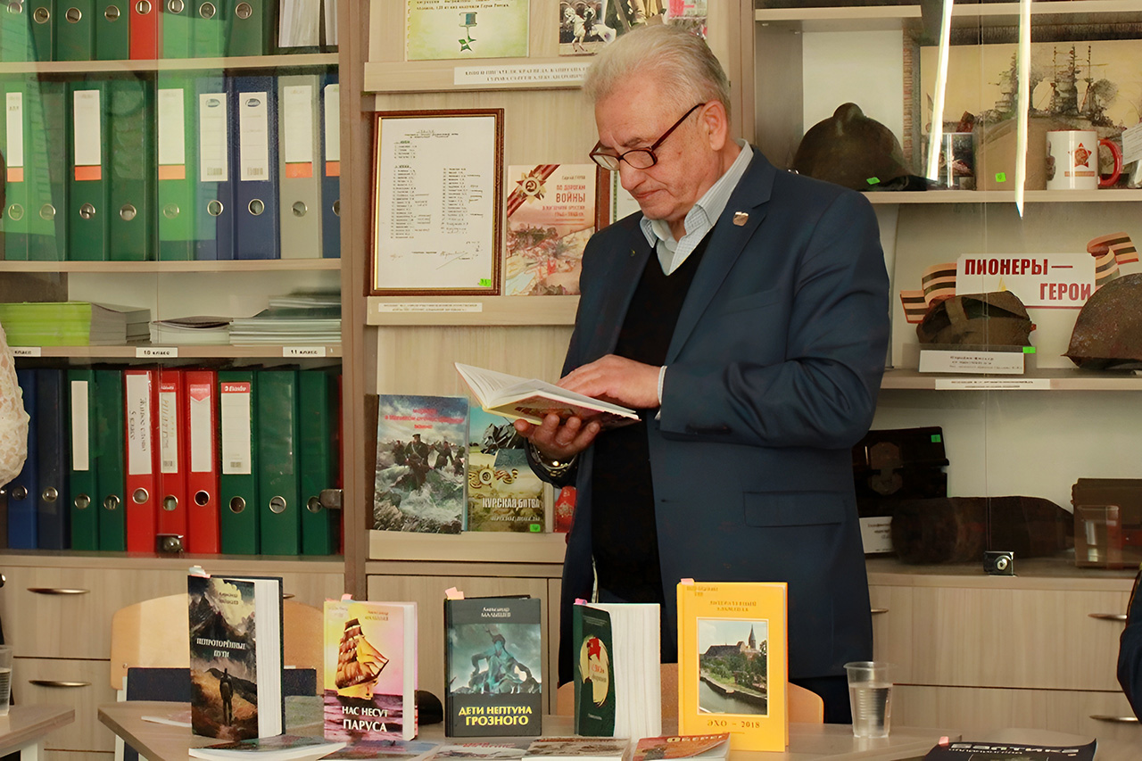 Пройти дорогою своей нам предначертано судьбою